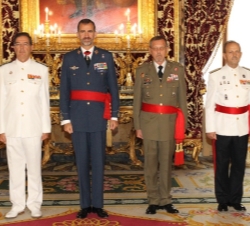 Su Majestad el Rey junto al director general de Reclutamiento y Enseñanza Militar, al segundo jefe de Estado Mayor de la Armada y al comandante genera